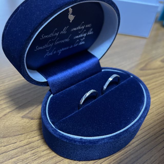 【Something Blue(サムシングブルー)の口コミ】 デザインがシンプルで自分の好みであり内側にダイヤが2つあり、文字も気に…