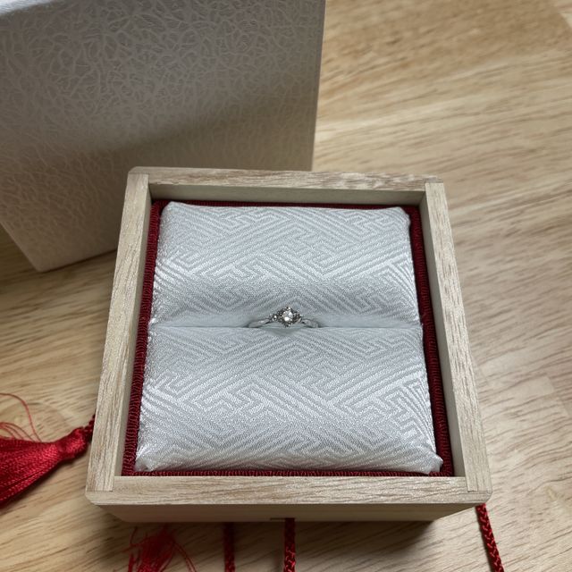【TOMOE(トモエ)の口コミ】 小さい頃から思い描いていた婚約指輪のイメージそのもの、といったデザイ…