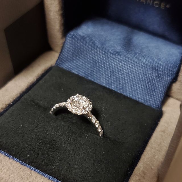 【BRILLIANCE+(ブリリアンスプラス)の口コミ】 【デザイン】
サイト上を見て一目でヘイローリースに決定
小さめの石でも…