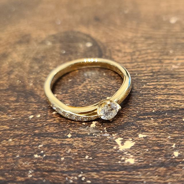 【アイプリモ(I-PRIMO)の口コミ】 ウェーブの形とゴールドの色見がとても気に入ってます。ゴールドの色味は…