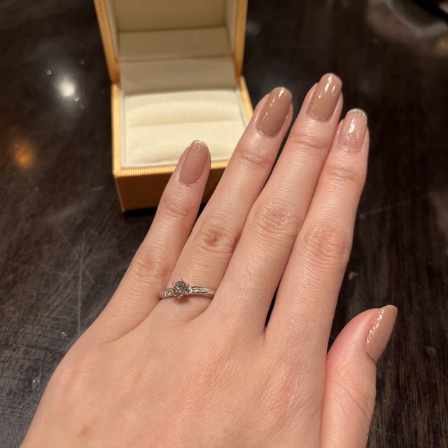 【ケイウノ ブライダル(K.UNO BRIDAL)の口コミ】 【指輪のデザイン】
リング自体が細身なこと、また手にあったウェーブ型が…