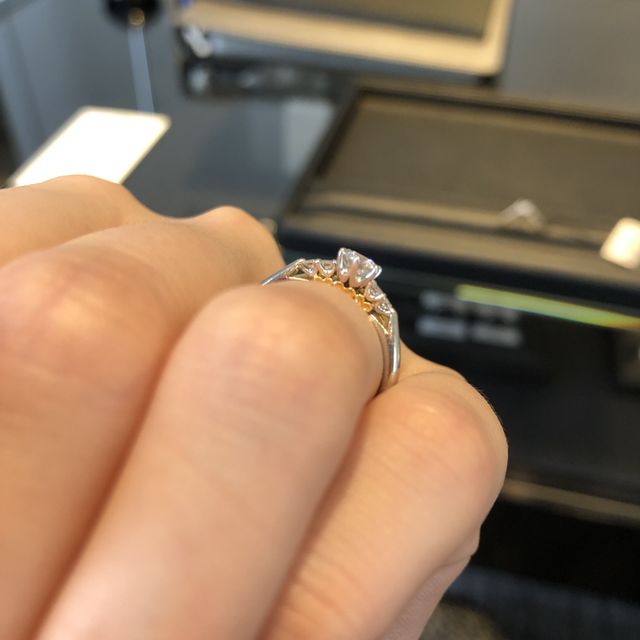 【エクセルコダイヤモンド(EXELCO DIAMOND)の口コミ】 デザインが繊細で可愛らしいです。サイドから見たところにもこだわりが詰…