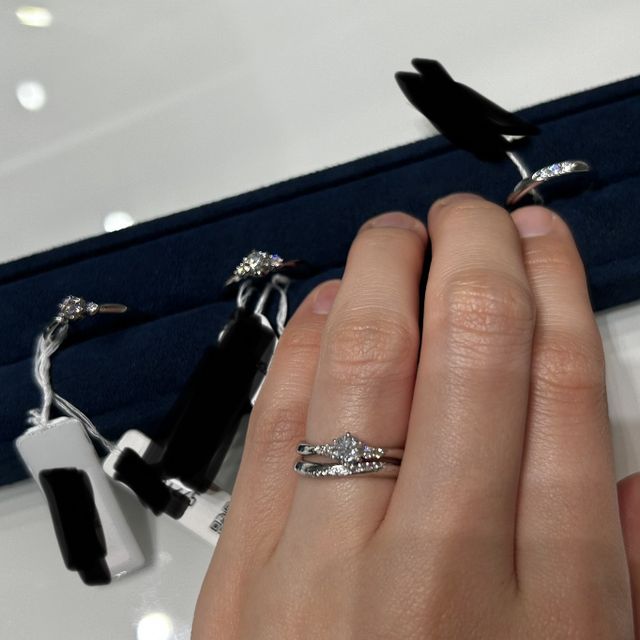 【4℃ BRIDAL(ヨンドシーブライダル)の口コミ】 4℃ブライダルこだわりのウェーブデザインの指輪が素敵でした。
婚約指輪は…
