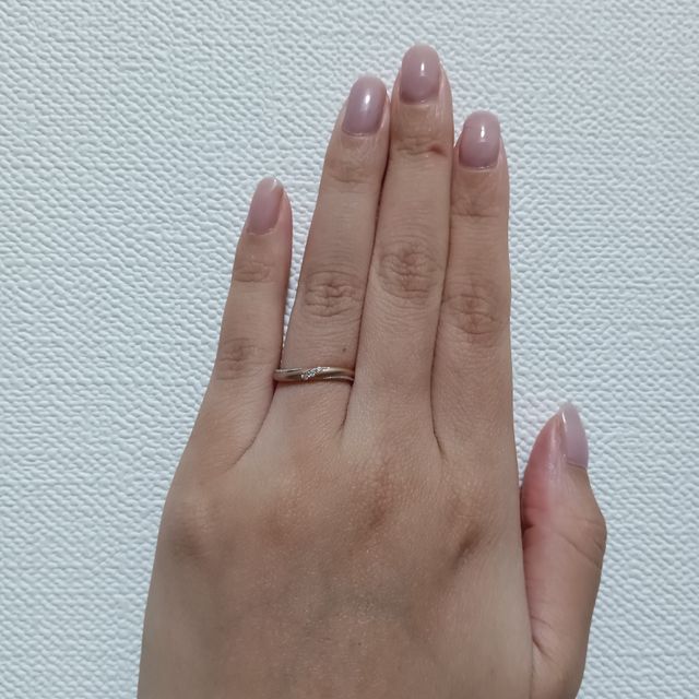 【ケイウノ ブライダル(K.UNO BRIDAL)の口コミ】 決め手は裏のオリジナル刻印でした。イニシャルの横に2人それぞれ縁ある植…