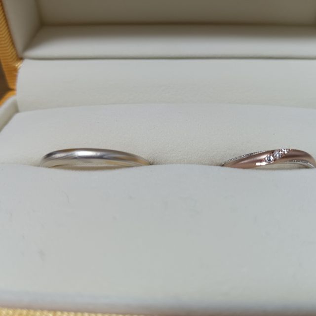 【ケイウノ ブライダル(K.UNO BRIDAL)の口コミ】 決め手は裏のオリジナル刻印でした。イニシャルの横に2人それぞれ縁ある植…