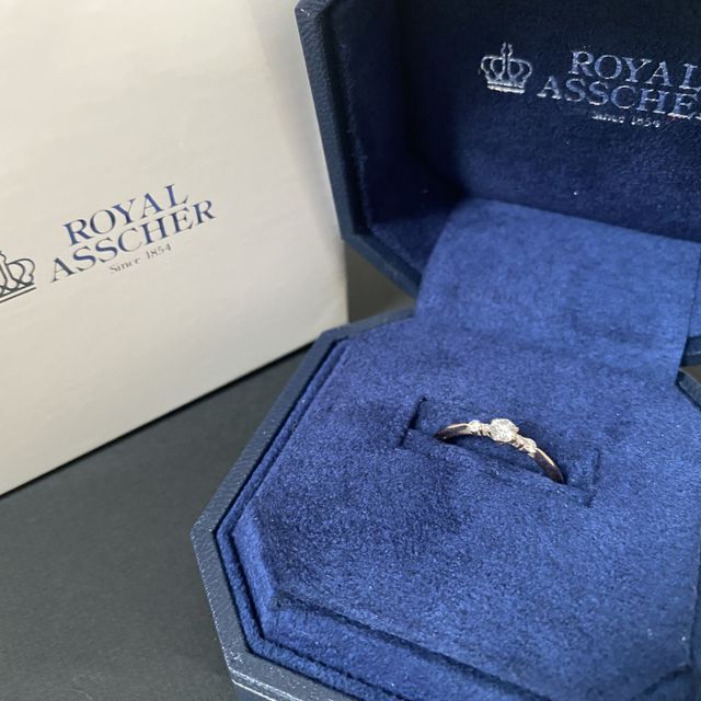 【ROYAL ASSCHER(ロイヤル・アッシャー)の口コミ】 こちらの指輪は正直サプライズで頂いたので、決めてくれたのは今の旦那で…