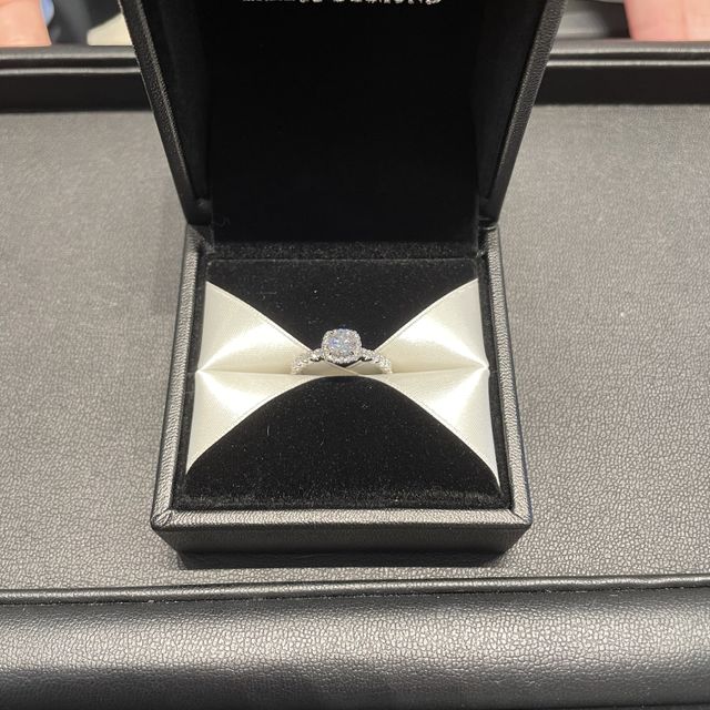 【エクセルコダイヤモンド(EXELCO DIAMOND)の口コミ】 ダイヤの輝きが良かったことと、指輪のデザインがお洒落だった。センター…
