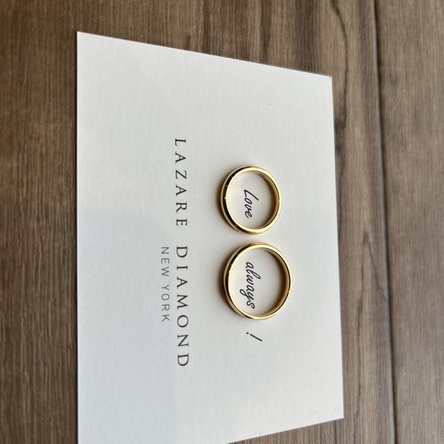 【ラザール ダイヤモンド(LAZARE DIAMOND)の口コミ】 18kで見た目も付け心地も良く、一目惚れして購入しました。多種多様な指輪…