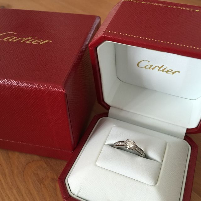 【カルティエ(Cartier)の口コミ】 最終的には主人が決めて購入してくれました。
このデザインは結婚指輪との…