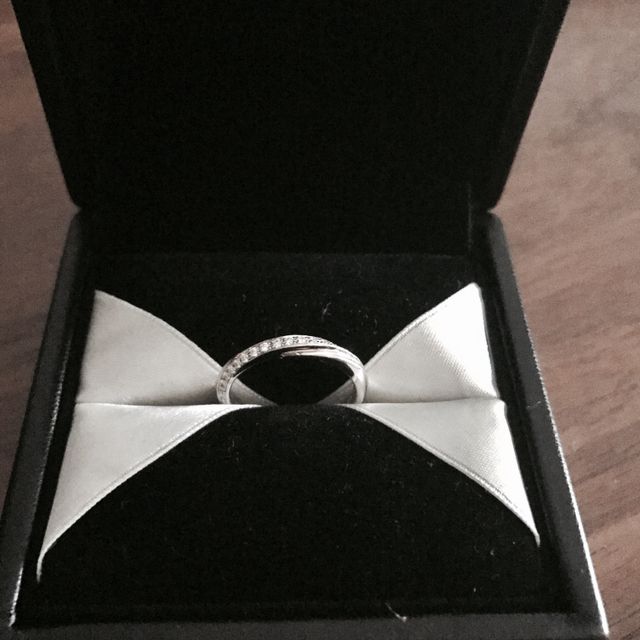 【エクセルコダイヤモンド(EXELCO DIAMOND)の口コミ】 ダイヤが12個入っていて、内側から外側にかけて流れるようなデザインに惹…