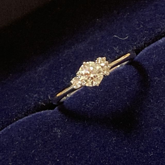 【銀座ダイヤモンドシライシの口コミ】 結婚指輪と婚約指輪を一緒につけて可愛いデザイン。結婚指輪は、普段から…