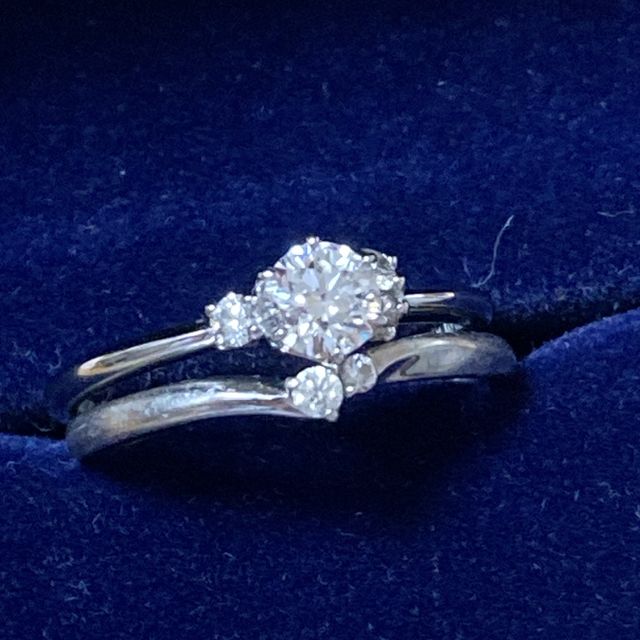 【銀座ダイヤモンドシライシの口コミ】 結婚指輪と婚約指輪を一緒につけて可愛いデザイン。結婚指輪は、普段から…