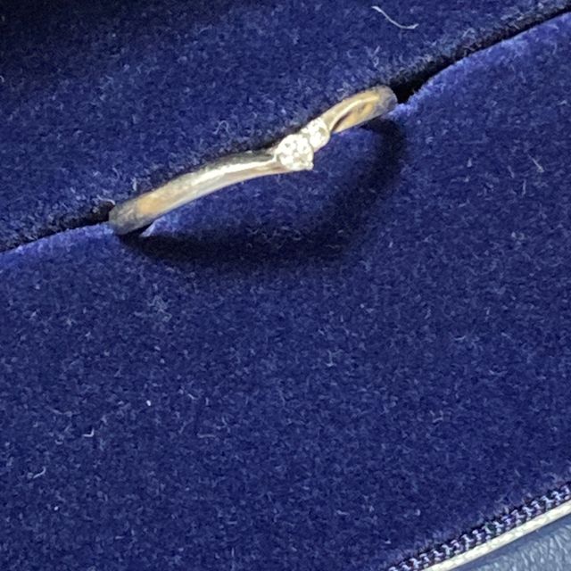 【銀座ダイヤモンドシライシの口コミ】 結婚指輪と婚約指輪を一緒につけて可愛いデザイン。結婚指輪は、普段から…