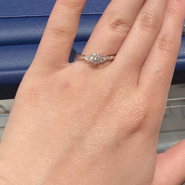 【銀座ダイヤモンドシライシの口コミ】 両サイドのメレダイヤがしっかりと主張するデザインです。センターダイヤ…