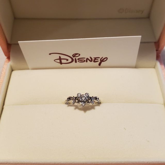 【ケイウノ ブライダル(K.UNO BRIDAL)の口コミ】 デザインもさることながら、婚約指輪でも普段使いができやすいように台座…