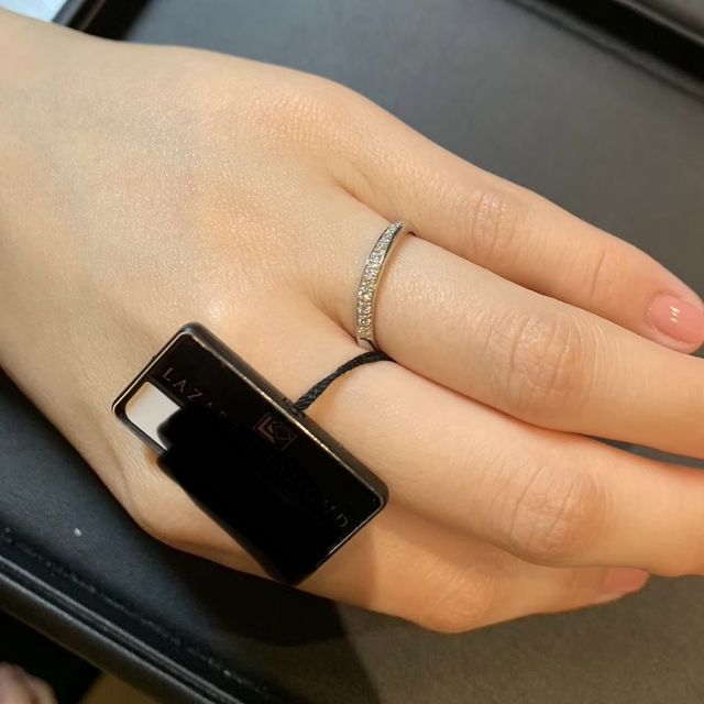 【ラザール ダイヤモンド(LAZARE DIAMOND)の口コミ】 婚約指輪としてエタニティリングを探していた時に出会った指輪です。
レー…