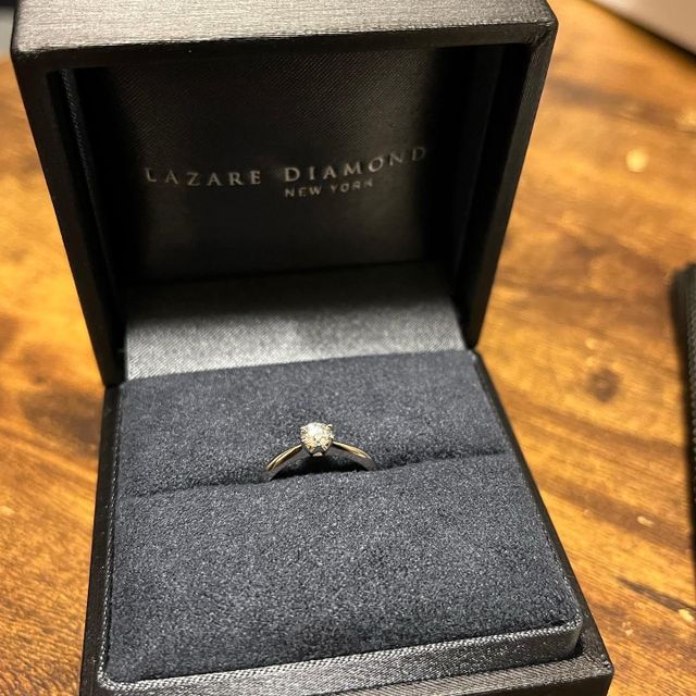 【ラザール ダイヤモンド(LAZARE DIAMOND)の口コミ】 シンプルなデザインに惹かれて見に行きましたが、実際に虹色に輝くダイヤ…