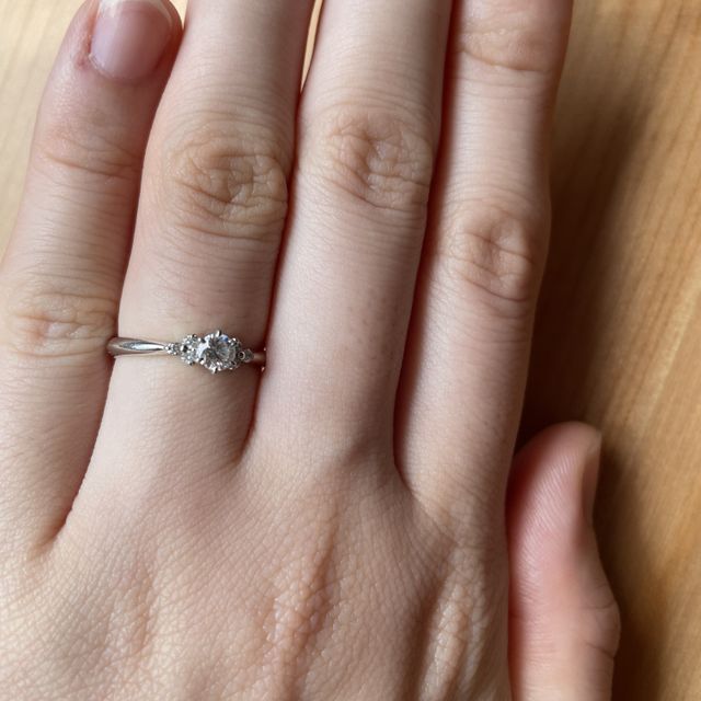 【ジュエリーツツミ(JEWELRY TSUTSUMI)の口コミ】 婚約指輪ですが、普段から結婚指輪と重ね付けしたかったので、派手過ぎず…