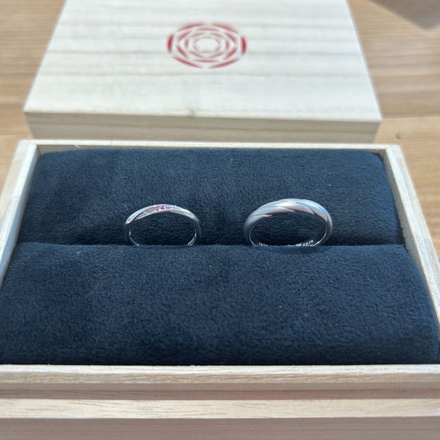 【出雲結(いずもゆい)の口コミ】 女性用は、デザインが可愛くピンクの石が素敵ですぐに気に入った。男性用…