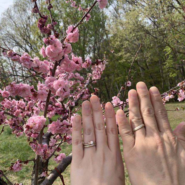 【杢目金屋(もくめがねや)の口コミ】 婚約指輪と同じブランドで買ったので、２つを合わせたときのフィット感や…