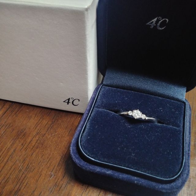 【4℃ BRIDAL(ヨンドシーブライダル)の口コミ】 主人が選んでくれました。若い頃は大きいダイヤが欲しかったですがキリが…
