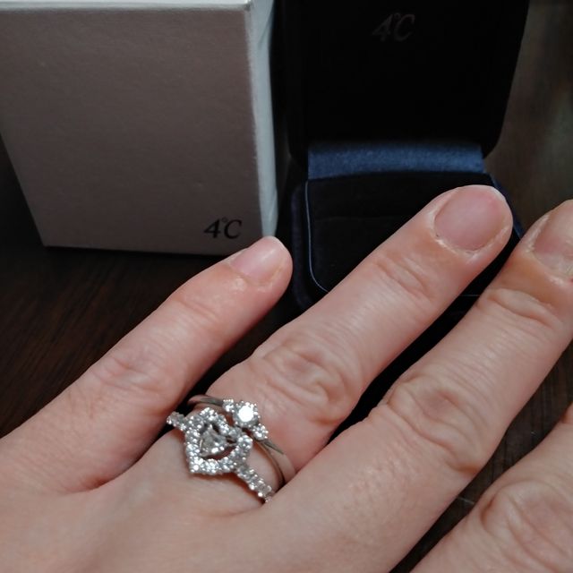 【4℃ BRIDAL(ヨンドシーブライダル)の口コミ】 主人が選んでくれました。若い頃は大きいダイヤが欲しかったですがキリが…