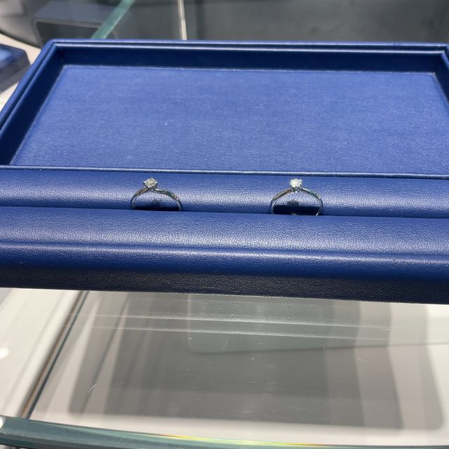 【銀座ダイヤモンドシライシの口コミ】 店員の方の提案でプロポーズリングを購入し、その後に彼女と一緒に婚約指…