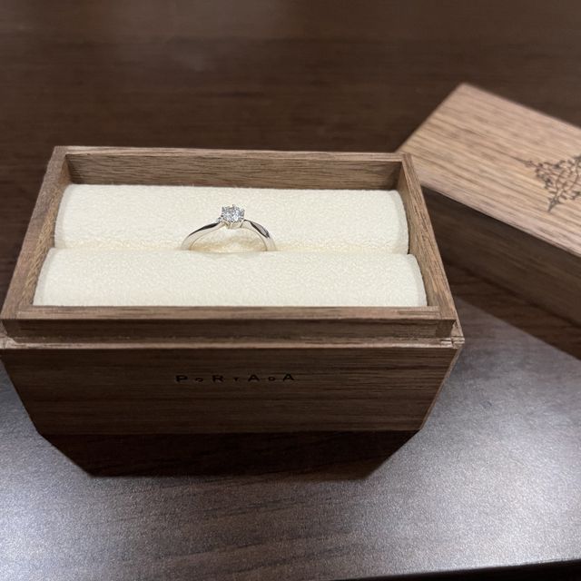 【PORTADA(ポルターダ)の口コミ】 もともと一粒ダイヤのシンプルなものを探していました。
ショップで様々な…