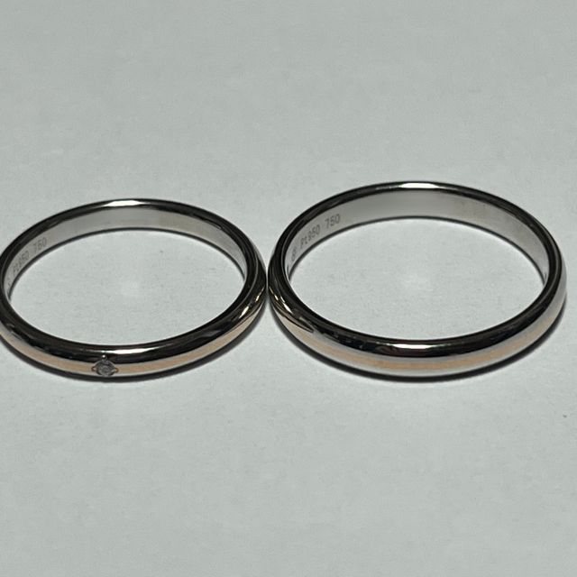 【TOMOE(トモエ)の口コミ】 指輪の中央にピンクゴールドの一本のラインがさりげなく入っていて、2人に…