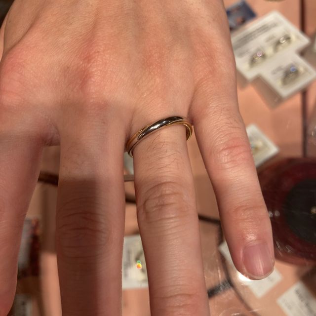 【ケイウノ ブライダル(K.UNO BRIDAL)の口コミ】 2色の色を組み合わせたデザインで、彼女も気に入っていました。男性の指輪…