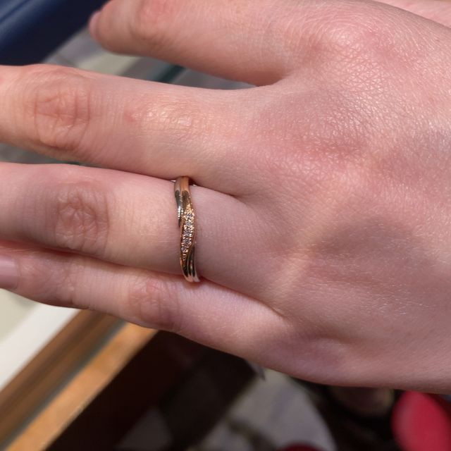 【銀座ダイヤモンドシライシの口コミ】 デザインはウェーブタイプ、色はイエローゴールドとプラチナのコンビネー…