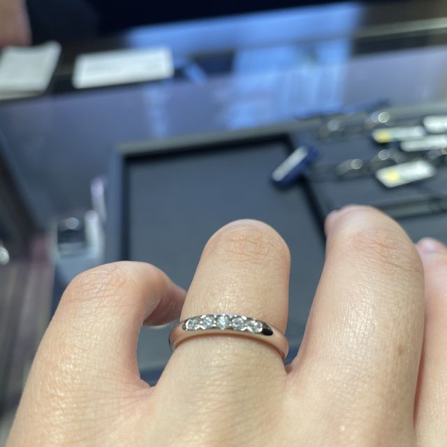 【ROYAL ASSCHER(ロイヤル・アッシャー)の口コミ】 指輪のデザイン
・ダイヤ付きのものにしたくて複数試着しましたが、どれも…