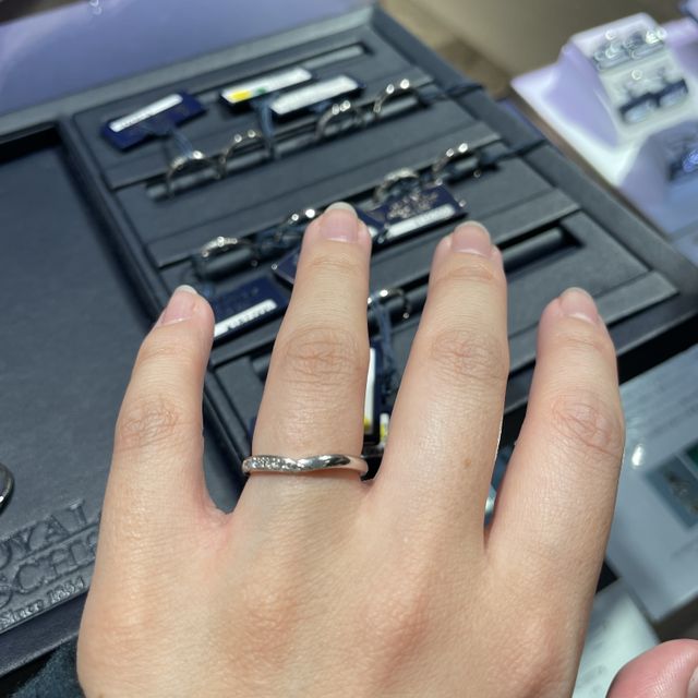 【ROYAL ASSCHER(ロイヤル・アッシャー)の口コミ】 指輪のデザイン
・ダイヤ付きのものにしたくて複数試着しましたが、どれも…