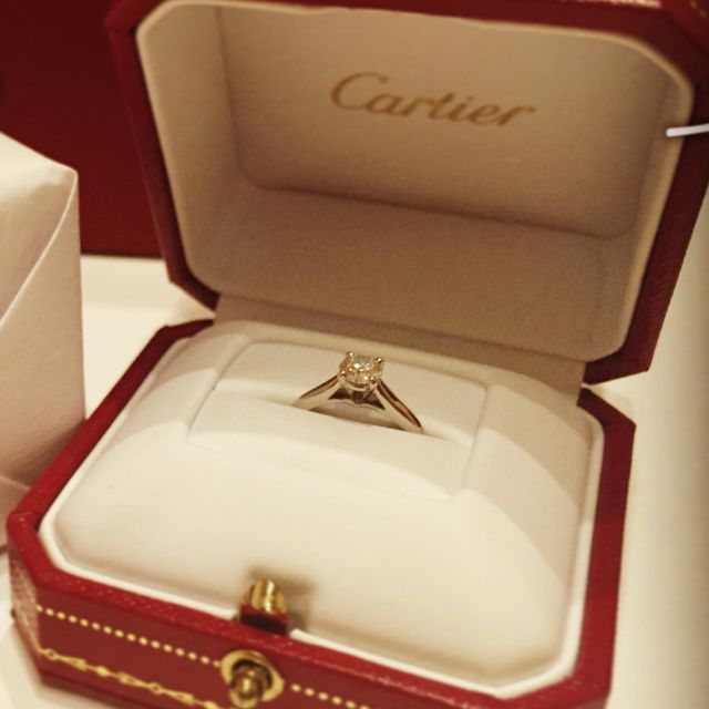 【カルティエ(Cartier)の口コミ】 婚約指輪は、彼が選んでくれました。王道のブランドであること、クラシカ…