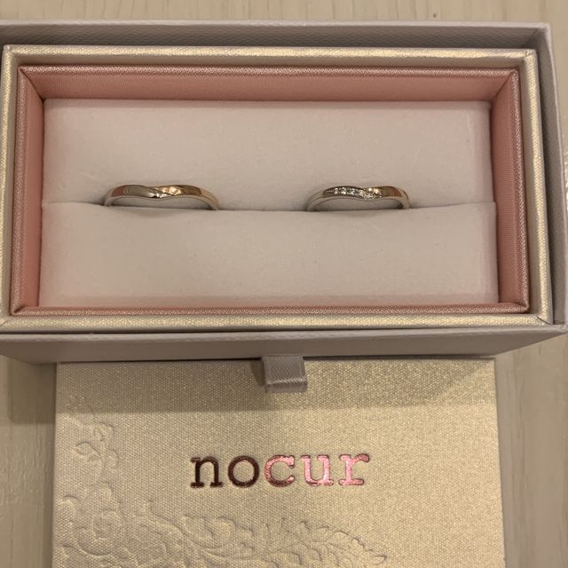 【nocur(ノクル)の口コミ】 プラチナと18金で作られており２つの色合いが楽しめます。デザインも少し…