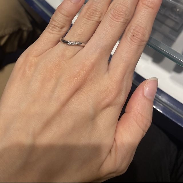 【銀座ダイヤモンドシライシの口コミ】 ウェーブデザインで探しており
ウェーブデザインのものしか試着はしていま…