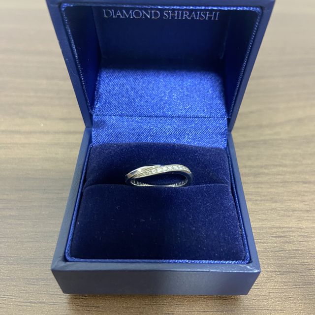 【銀座ダイヤモンドシライシの口コミ】 ウェーブがかったデザインと、散りばめられたダイヤモンドが気に入り、こ…