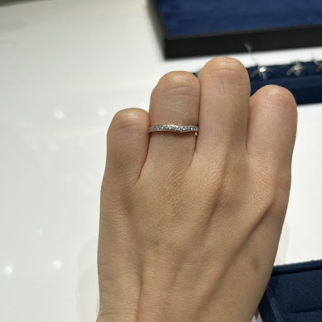 【4℃ BRIDAL(ヨンドシーブライダル)の口コミ】 デザインはシンプルなものから豪華なものまで様々でした。とかにウェーブ…