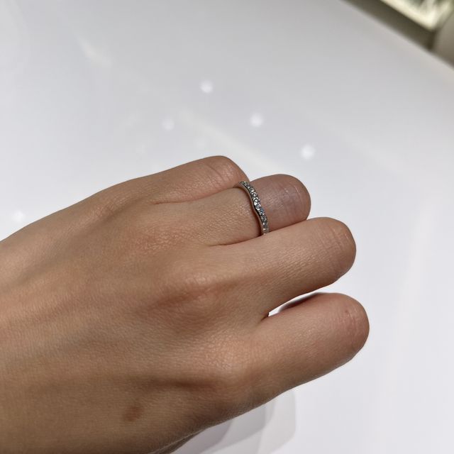 【4℃ BRIDAL(ヨンドシーブライダル)の口コミ】 デザインはシンプルなものから豪華なものまで様々でした。とかにウェーブ…