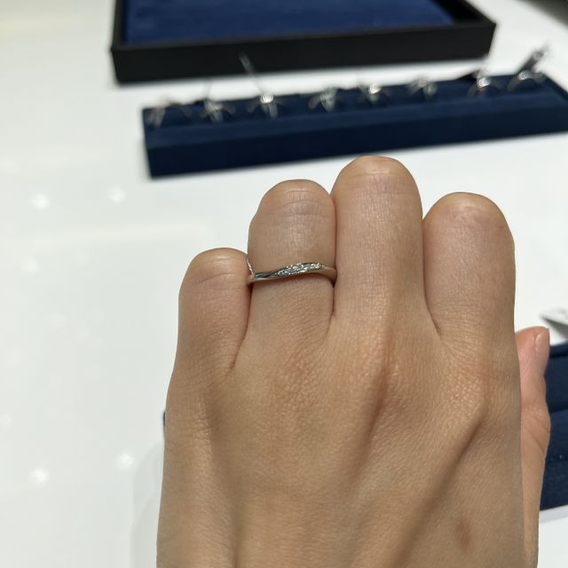 【4℃ BRIDAL(ヨンドシーブライダル)の口コミ】 デザインはシンプルなものから豪華なものまで様々でした。とかにウェーブ…