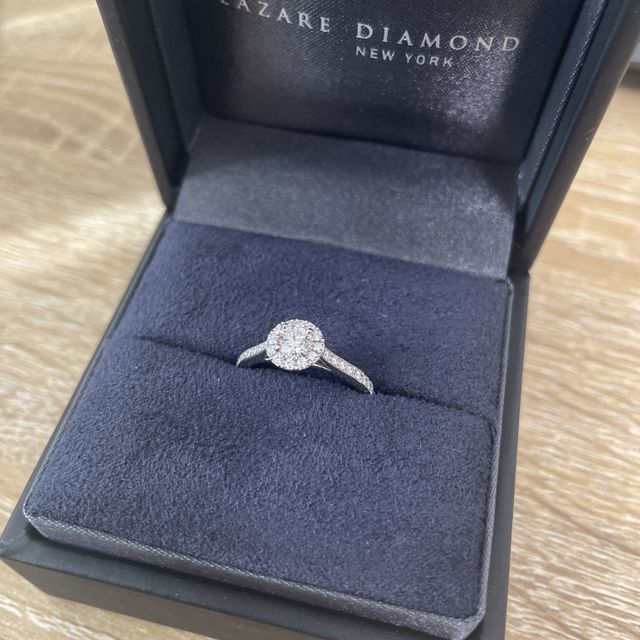 【ラザール ダイヤモンド(LAZARE DIAMOND)の口コミ】 もとからいわゆる縦詰の婚約指輪ではなく、結婚してからもつけられるよう…