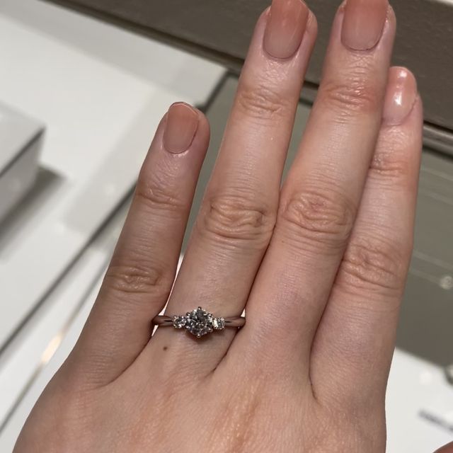 【MIKIMOTO(ミキモト)の口コミ】 両側にメレダイヤがついていて、可愛らしいデザインです。1粒ダイヤでは物…