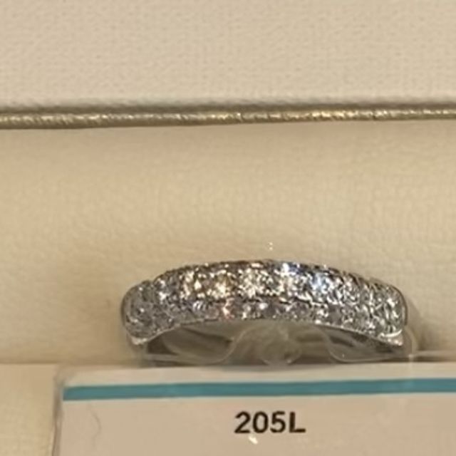 【銀座ダイヤモンドシライシの口コミ】 ストレートラインの指輪ですがダイヤモンドが敷き詰められているのでどの…