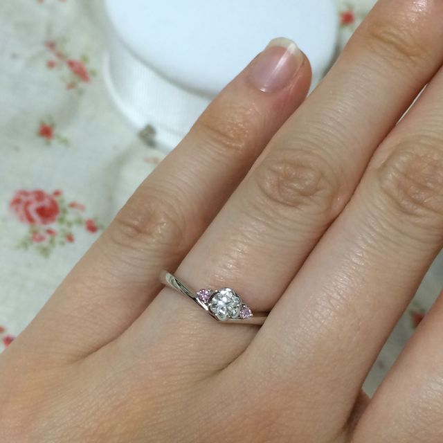 【TRECENTI(トレセンテ)の口コミ】 ゼクシィでフローラの婚約指輪のデザインを見て一目ぼれしました。
店舗に…