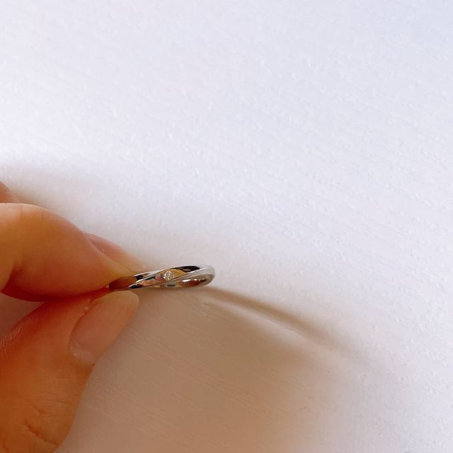 【4℃ BRIDAL(ヨンドシーブライダル)の口コミ】 デザインと付けた時の雰囲気が良かった。
婚約指輪はハーフエタニティだっ…