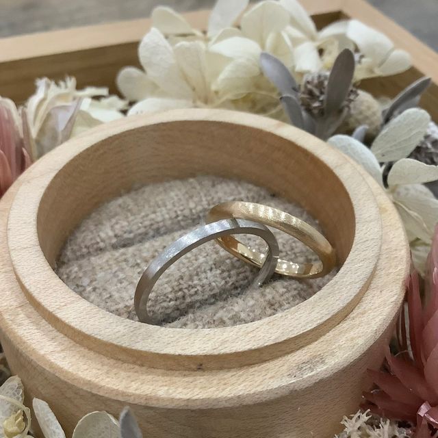 【鎌倉彫金工房の口コミ】 価格が安い
表面にダイヤだけではなく誕生石も入れられる
最初に価格の見…