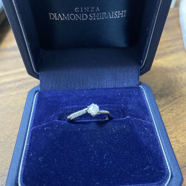 【銀座ダイヤモンドシライシの口コミ】 ダイヤモンドの輝きがとても綺麗で、電気や太陽の光があたるとより一層輝…