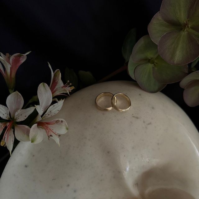 【atelier ST, CAT(アトリエ エスティーキャット)の口コミ】 肌に馴染む色味とデザイン。
マットな質感の部分とダイヤモンドで加工した…