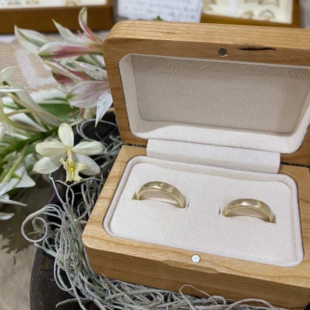 【atelier ST, CAT(アトリエ エスティーキャット)の口コミ】 肌に馴染む色味とデザイン。
マットな質感の部分とダイヤモンドで加工した…