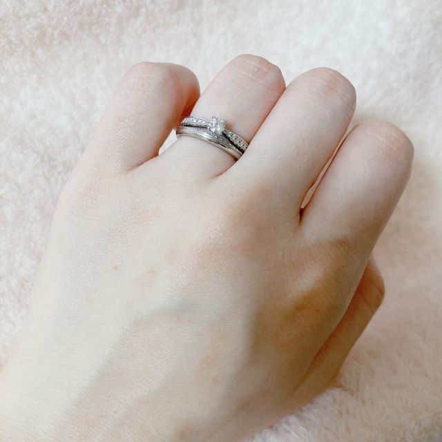 【4℃ BRIDAL(ヨンドシーブライダル)の口コミ】 結婚指輪はシンプルでも寂しくないデザインを探していて、夫が贈ってくれ…